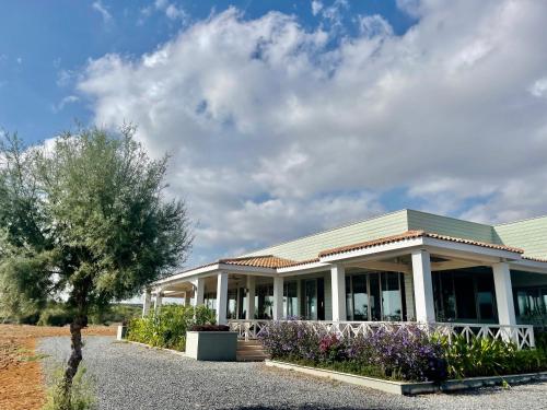 Un jardín fuera de Lightness Suites by the Sea