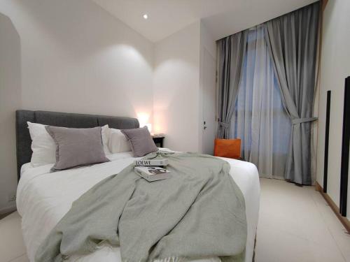 - une chambre avec un lit et une couverture dans l'établissement Mont Kiara Deluxe 2 Bedroom with Balcony KL CITY #1-4Pax, à Kuala Lumpur