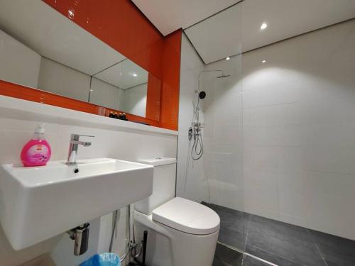 La salle de bains est pourvue d'un lavabo, de toilettes et d'un miroir. dans l'établissement Mont Kiara Deluxe 2 Bedroom with Balcony KL CITY #1-4Pax, à Kuala Lumpur