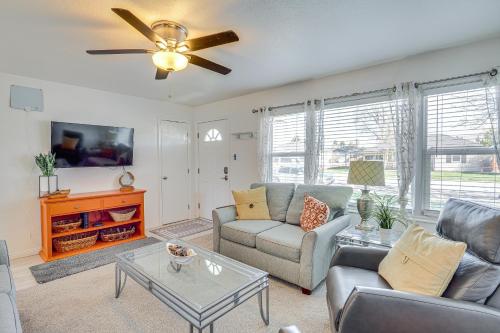un salon avec un canapé et une télévision dans l'établissement Charming Orem Home with Yard - Near BYU and UVU!, à Orem