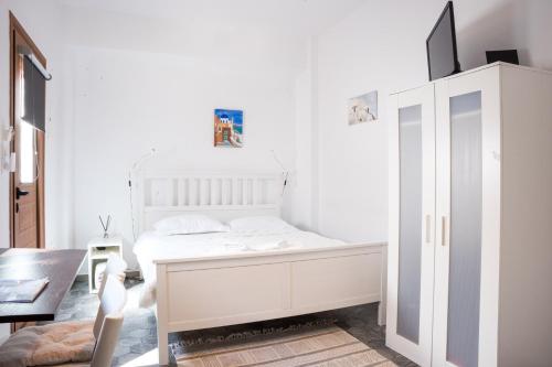 מיטה או מיטות בחדר ב-Fira Central Budget Room and Kitchen