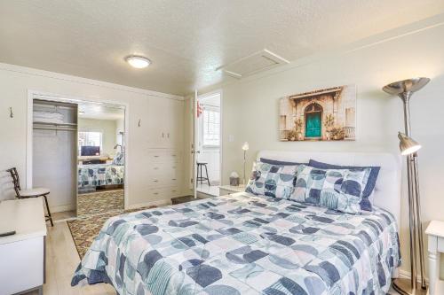 une chambre avec un lit avec une couette bleue et blanche dans l'établissement Charming Orem Home with Yard - Near BYU and UVU!, à Orem