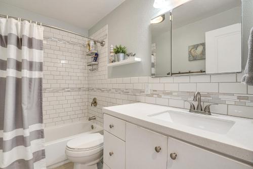 Baño blanco con lavabo y aseo en Charming Orem Home with Yard - Near BYU and UVU! en Orem