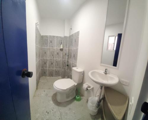y baño con aseo y lavamanos. en Hotelito La Aventura, private rooms with AC en Cartagena de Indias