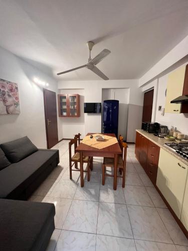 een woonkamer met een tafel en een keuken bij Fondaco House in Fondachello