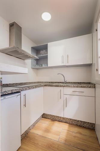 Duquesa port studio apartment - bright sunlit terrace