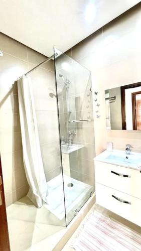 a bathroom with a shower and a sink at Taj nouaceur aéroport Mohamed V in Nouaseur