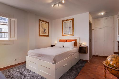 Duquesa port studio apartment - bright sunlit terrace