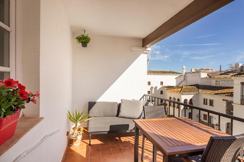 Μπαλκόνι ή βεράντα στο Duquesa port studio apartment - bright sunlit terrace