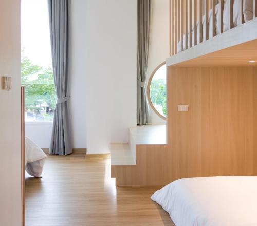 Punn Hotel Korat في ناخون راتشاسيما: غرفة نوم مع سرير وعلبة درج