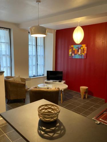 un salon avec un canapé et une table dans l'établissement L’Atelier cosy, à Auxerre