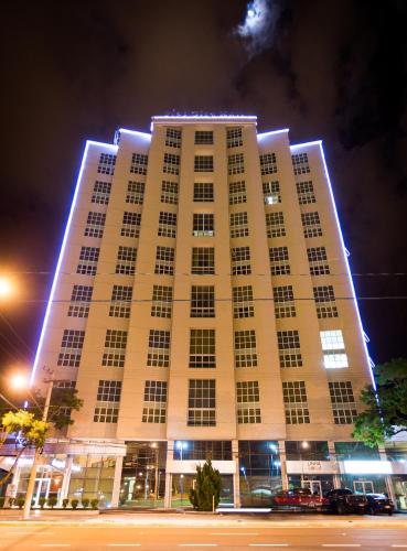 a large building with lights on top of it at night at Hotel City Hall in São José dos Campos
