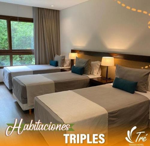 Cette chambre comprend 2 lits et une fenêtre. dans l'établissement Hotel Tré Iguazú, à Puerto Iguazú