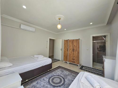 Ένα ή περισσότερα κρεβάτια σε δωμάτιο στο Fethiye Villa