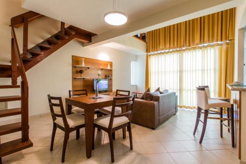 a living room with a table and a couch at Hotel City Hall in São José dos Campos