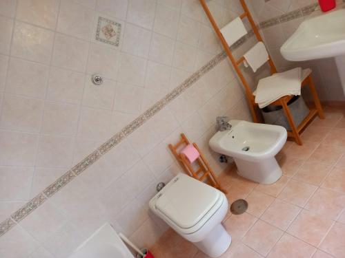 ナポリにあるCaraFe'&CaraSpe'のバスルーム(トイレ、洗面台付)
