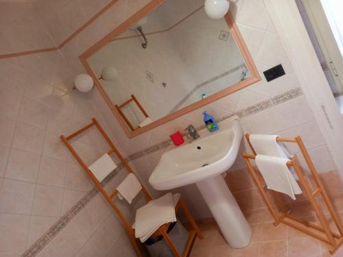 La salle de bains est pourvue d'un lavabo et d'un miroir. dans l'établissement CaraFe'&CaraSpe', à Naples