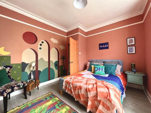 una camera per bambini con pareti arancioni e un letto di Vibrant City Cottage in Camberwell a Londra