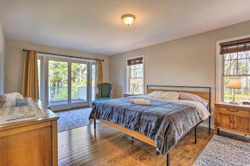 Postelja oz. postelje v sobi nastanitve Beautiful Lakefront Retreat with Deck and Views!