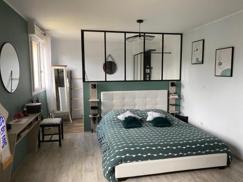 Postel nebo postele na pokoji v ubytování Maison plein pied proche circuit 24h et PEC