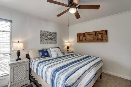 - une chambre avec un lit et un ventilateur de plafond dans l'établissement Blue Moon (Mustang Isle #11), à Port Aransas