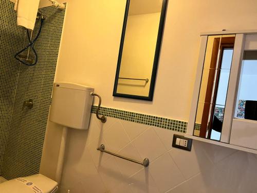 uma casa de banho com um WC, um espelho e um chuveiro em Amerigo Casa Vacanza em Cefalù