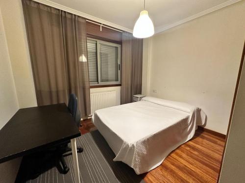 Un pat sau paturi într-o cameră la Apartamento en Torrecedeira 3 dormitorios