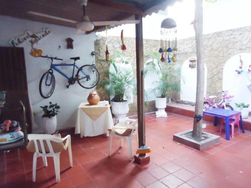 een kamer met een fiets aan de muur bij Roberto Carlos in Valledupar