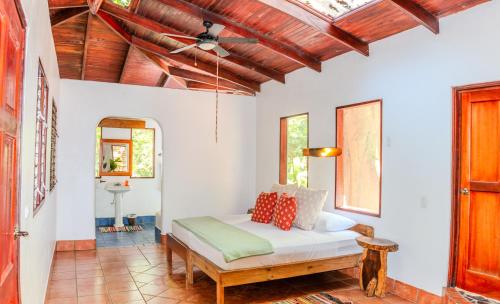 sala de estar con cama y techo en Encanta La Vida, en Cabo Matapalo