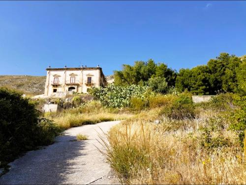 an old building on the side of a dirt road at Antica dimora siciliana in Siculiana