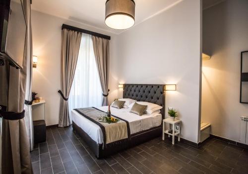ローマにあるSan Pietro Leisure and Luxuryのベッドルーム1室(ベッド1台、大きな窓付)