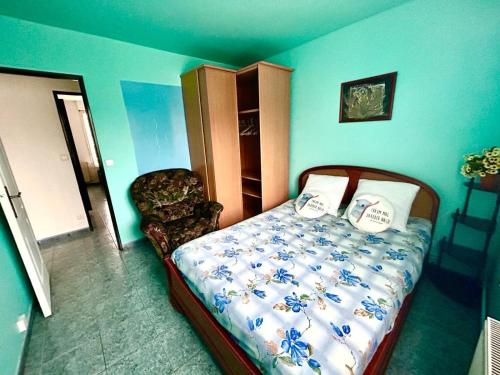 une chambre avec un lit et une chaise dans l'établissement Apparemment privatif 5km de Disneyland Paris, à Montry