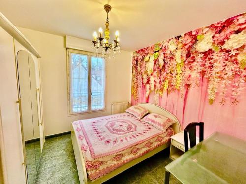 - une chambre avec un lit et un mur recouvert de fleurs dans l'établissement Apparemment privatif 5km de Disneyland Paris, à Montry