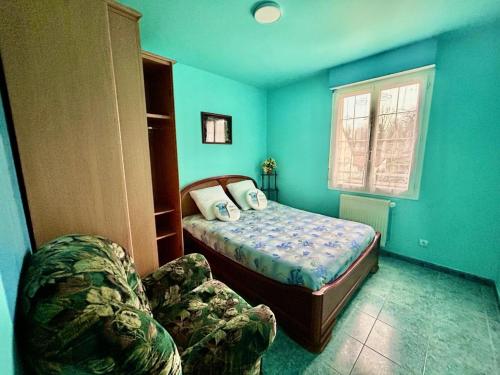 une chambre avec un lit et une chaise dedans dans l'établissement Apparemment privatif 5km de Disneyland Paris, à Montry