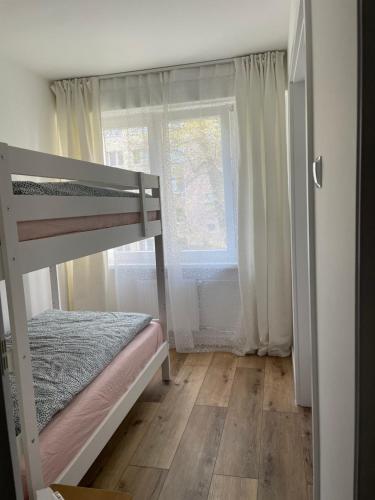 1 dormitorio con litera y ventana en M62, en Piotrków Trybunalski
