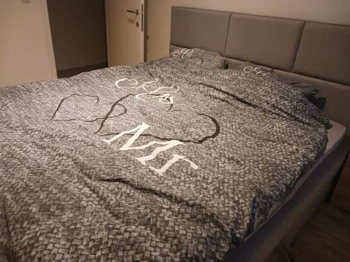 a bed with the word help written on it at Appartement 'East' kortbij de zee in Ostend