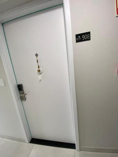 a white door with a sign on it at Flat Diamond 908 in São Lourenço