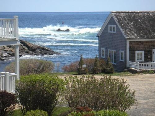 una casa al lado del mar con una casa en Perkins Cove Gem - Q934 Brought to you by GetAway Vacations, en Ogunquit