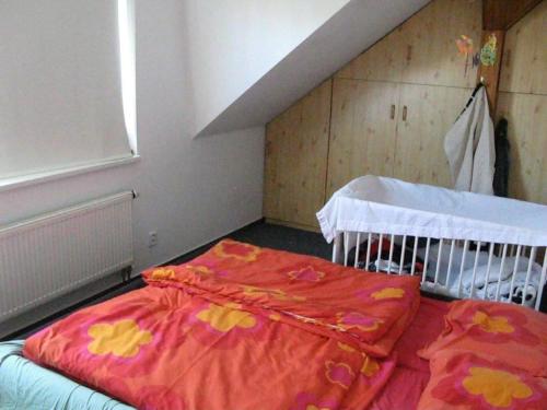 um quarto com uma cama com um cobertor e um berço em Beautiful house in Prague with parking em Praga