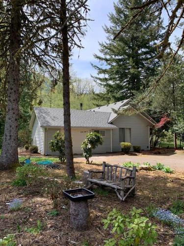 Κήπος έξω από το River House in Welches on Mt Hood OR