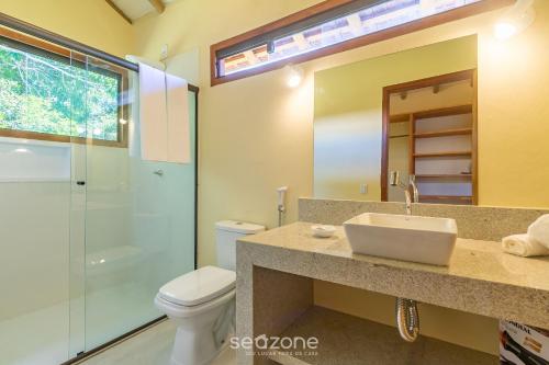 uma casa de banho com um lavatório, um WC e um chuveiro em Casa c/ jacuzzi prox a praias em Trancoso SMS001 em Porto Seguro