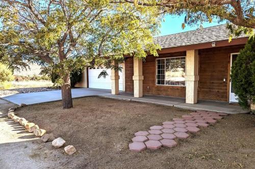 una casa con un árbol delante de ella en Hart Rock Ranch, en Pioneertown