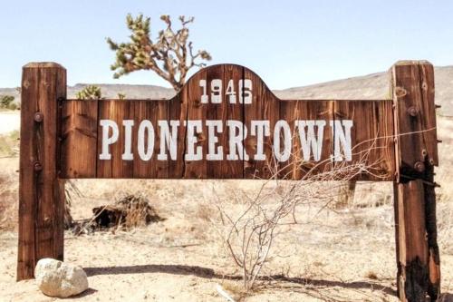 una señal de madera en medio del desierto en Hart Rock Ranch, en Pioneertown