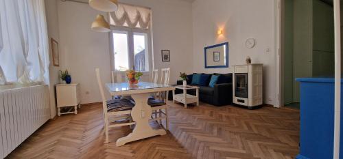 ein Wohnzimmer mit einem Tisch und einem Sofa in der Unterkunft Apartment Medea 1 with private parking in Opatija