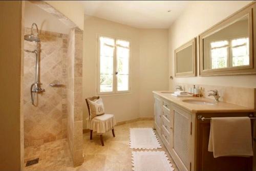 une salle de bain avec douche et lavabo dans l'établissement Élégance et simplicité au cœur des vignes, à Visan