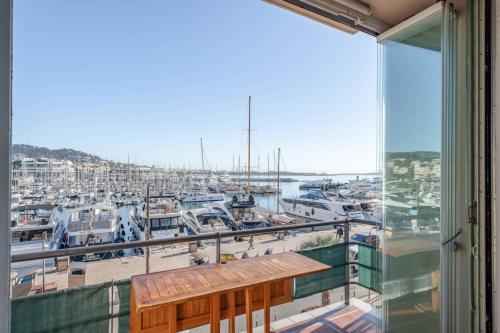 un balcon avec vue sur une marina avec des bateaux dans l'établissement Wonderful 3 bedroom overlooking the old port, à Cannes
