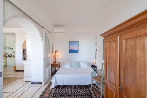 - une chambre avec un lit et une porte voûtée dans l'établissement Wonderful 3 bedroom overlooking the old port, à Cannes