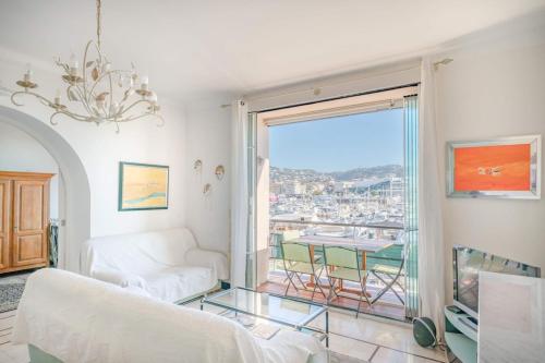 Cozystay 1669 Old Port View Elegant 3-Bedroom Apartment