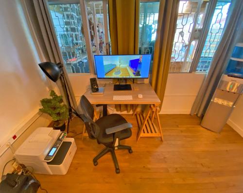 um escritório com uma secretária, um computador e uma cadeira em City Side-Idéal professionnels climatisé-Tout équipé em Fort-de-France