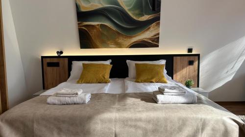 Postel nebo postele na pokoji v ubytování Blisku do Gradot - Riverfront Luxury Cabins